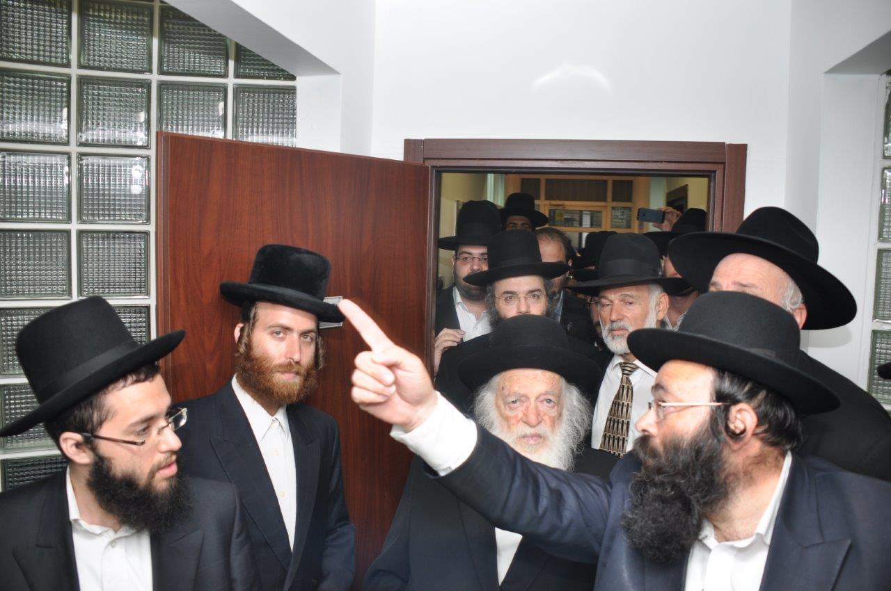 גדולי ישראל קבעו מזוזות בסניף 'איחוד הצלה' ב"ב