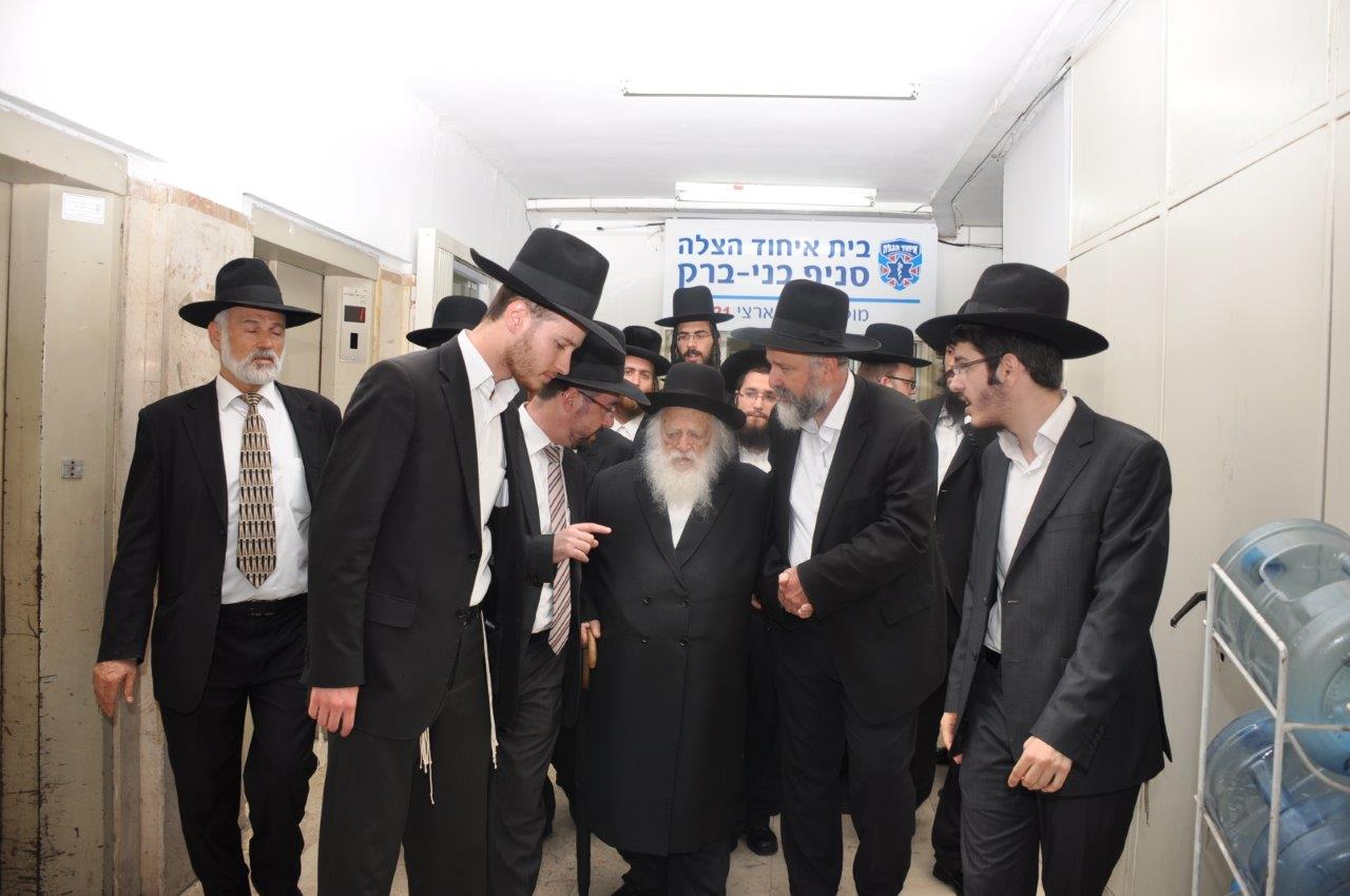 גדולי ישראל קבעו מזוזות בסניף 'איחוד הצלה' ב"ב