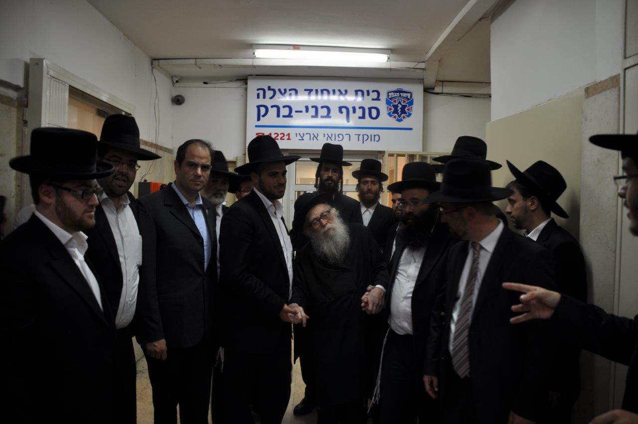 גדולי ישראל קבעו מזוזות בסניף 'איחוד הצלה' ב"ב