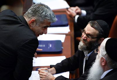 גפני רומז על דיקטטורה ב'יש עתיד': "הם לא יכולים ללכת נגדו"  • צפו