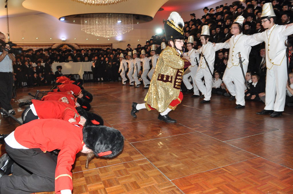 האדמו"ר מבאבוב בביקור בלונדון • תיעוד ענק