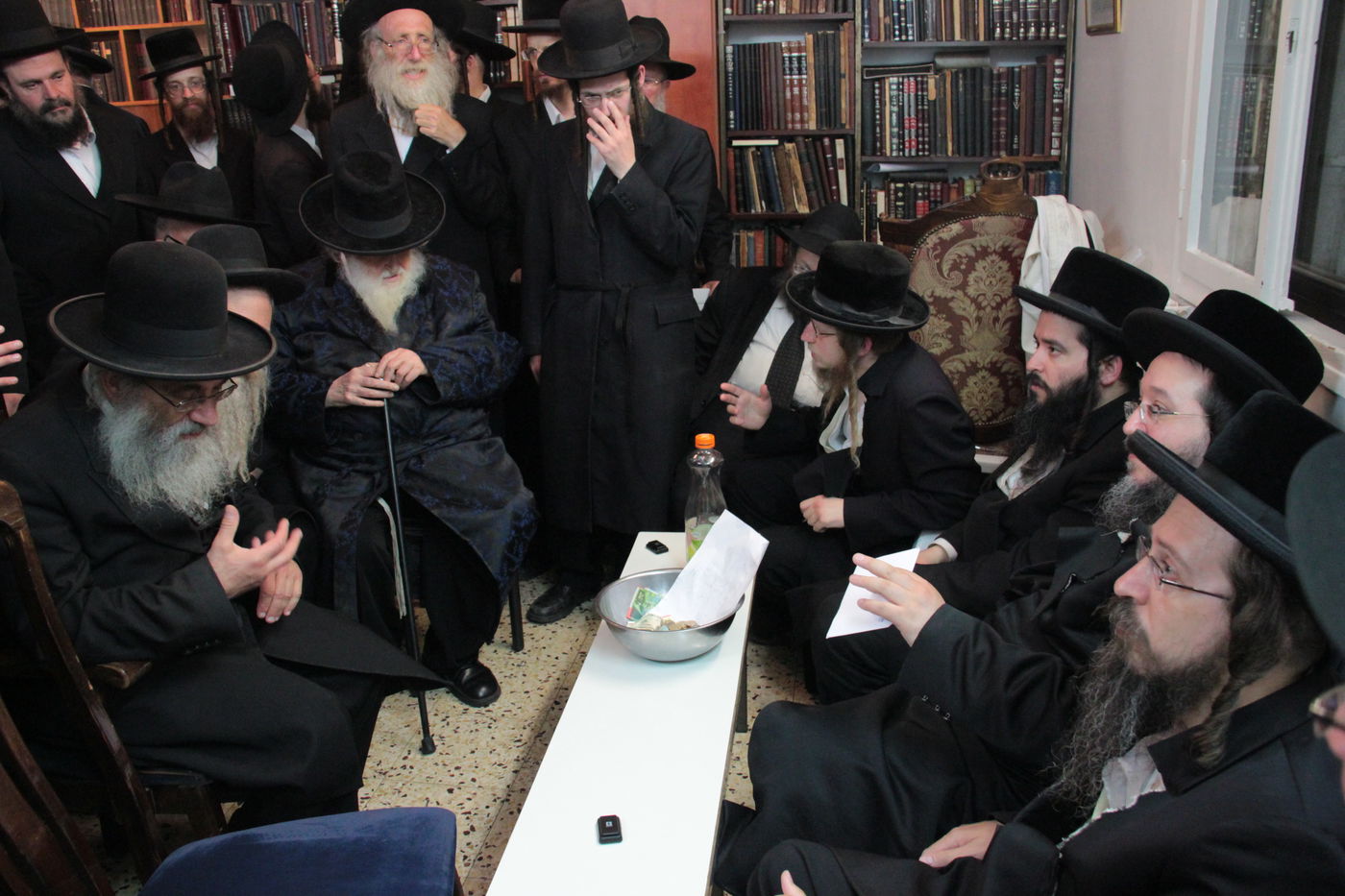 צפו: ניחום אבלים בבית האדמו"ר מסווארן