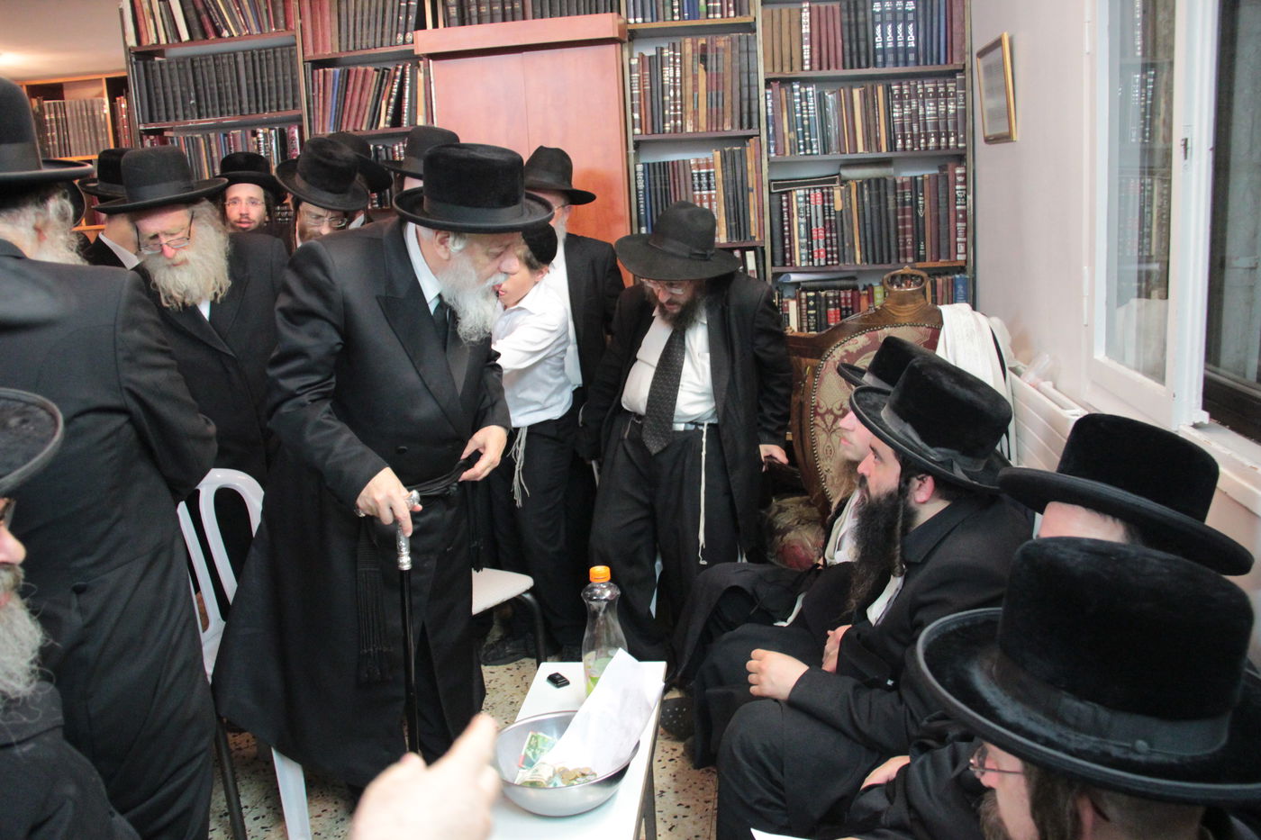 צפו: ניחום אבלים בבית האדמו"ר מסווארן