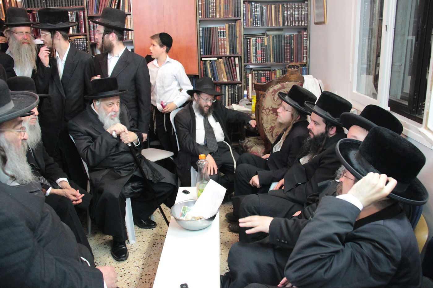 צפו: ניחום אבלים בבית האדמו"ר מסווארן