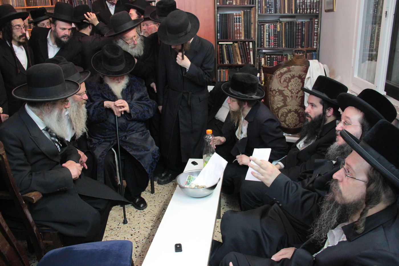 צפו: ניחום אבלים בבית האדמו"ר מסווארן