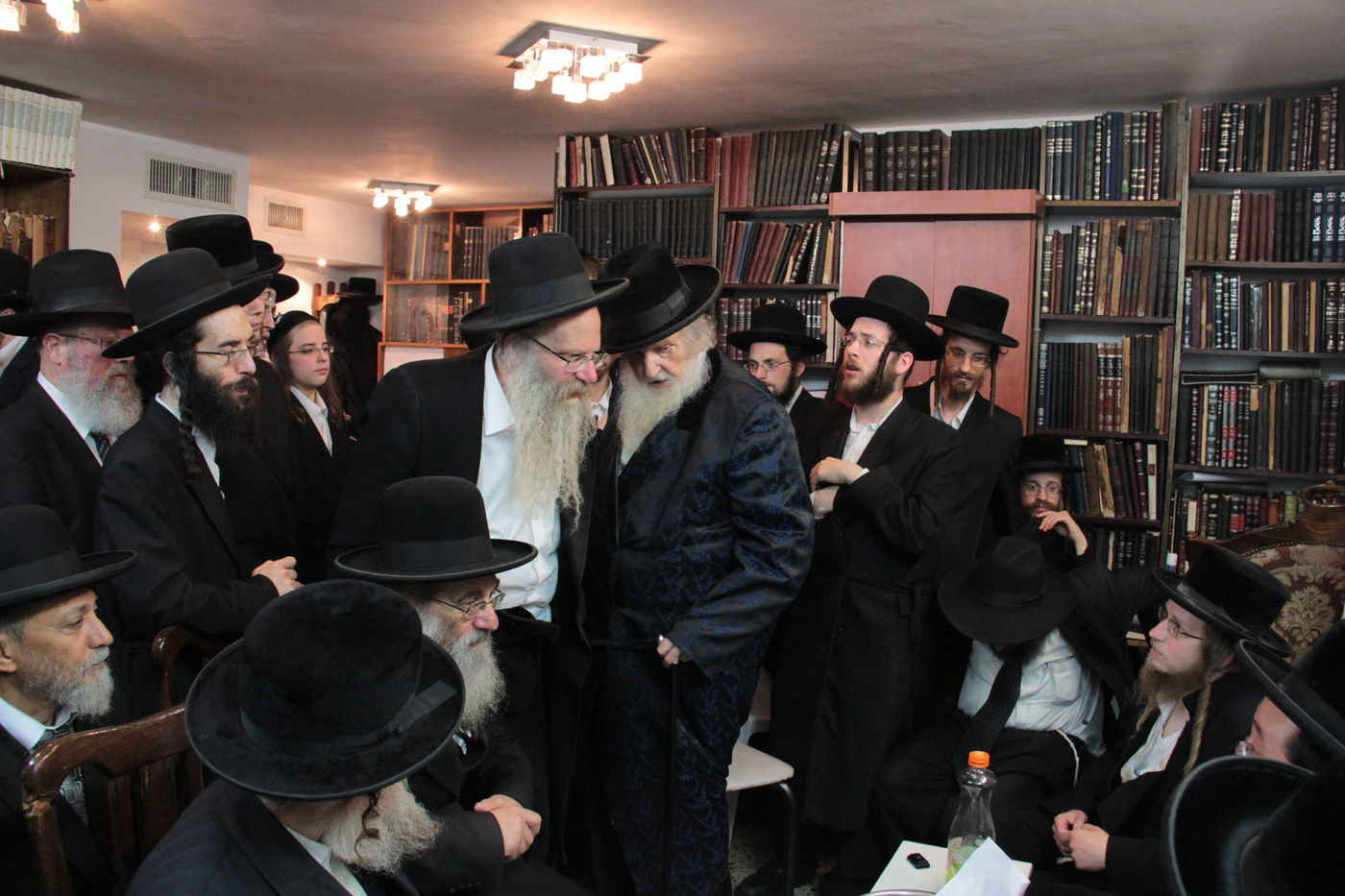 צפו: ניחום אבלים בבית האדמו"ר מסווארן