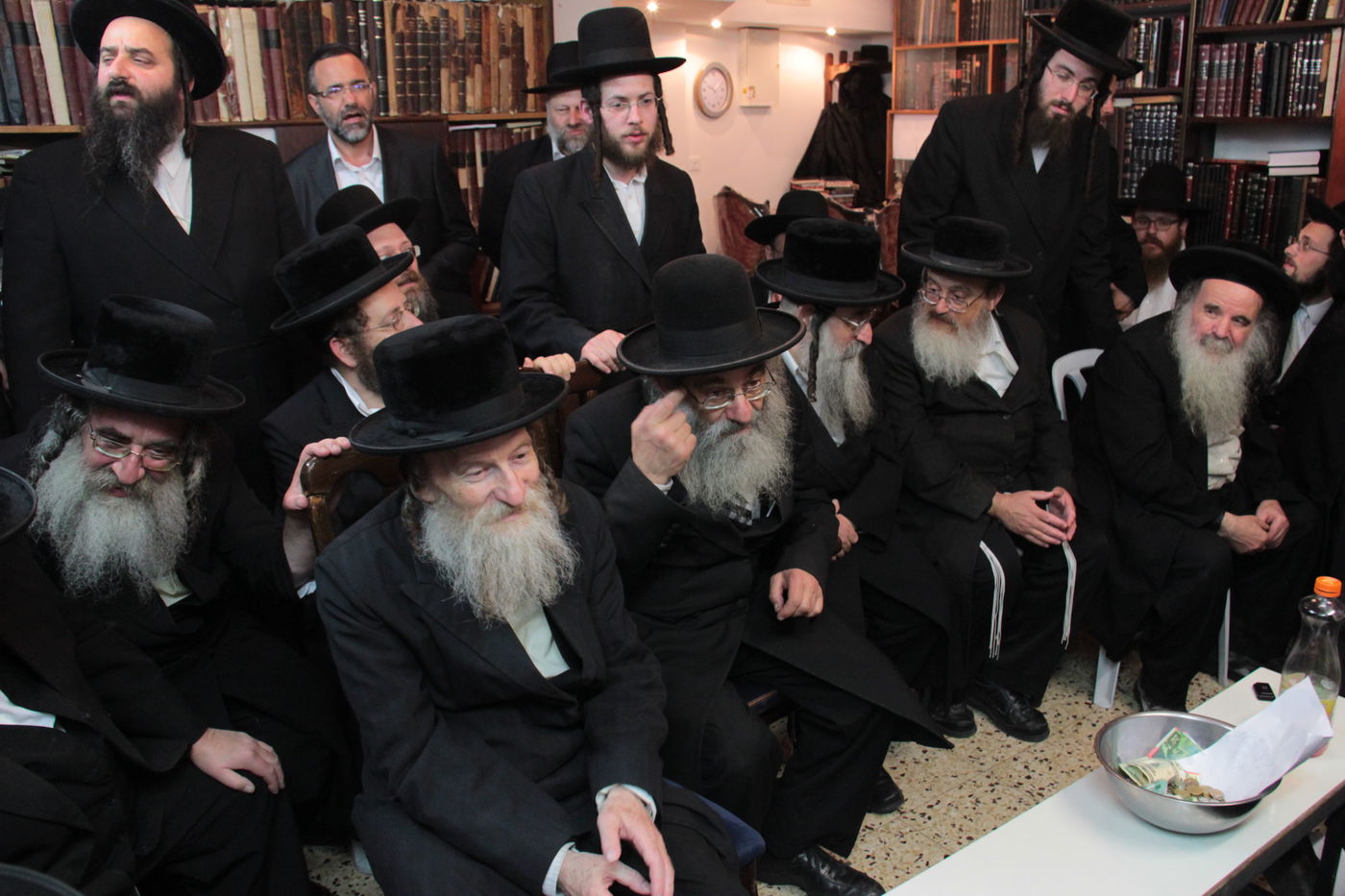 צפו: ניחום אבלים בבית האדמו"ר מסווארן