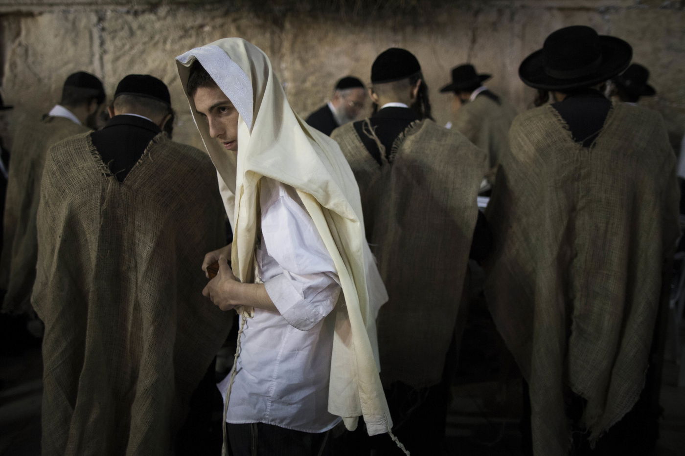 י"ז בתמוז בכותל המערבי: מתפללים עם שק • תמונות