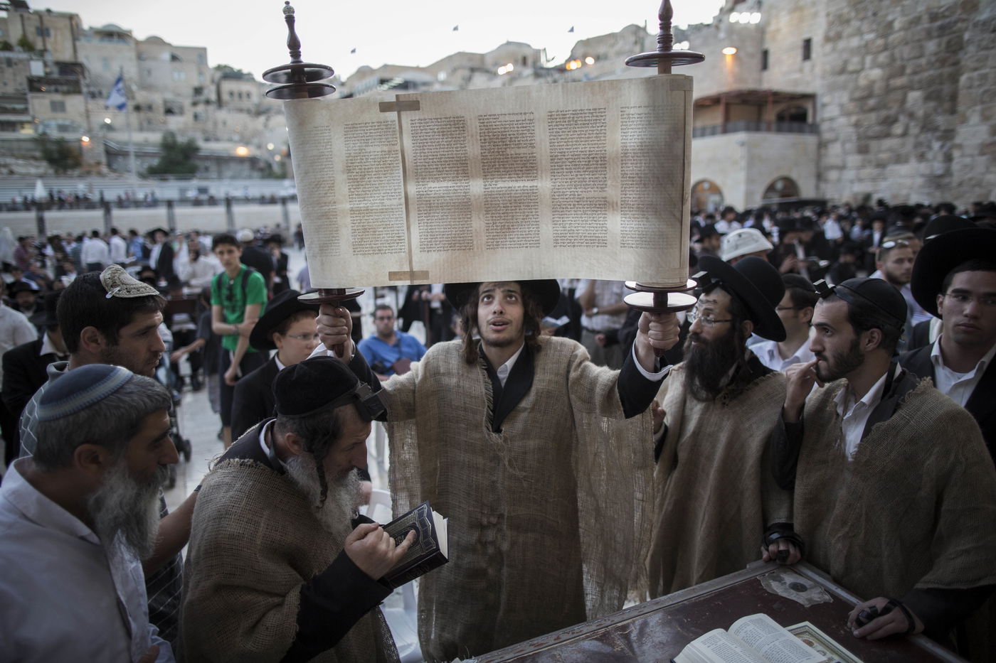 י"ז בתמוז בכותל המערבי: מתפללים עם שק • תמונות