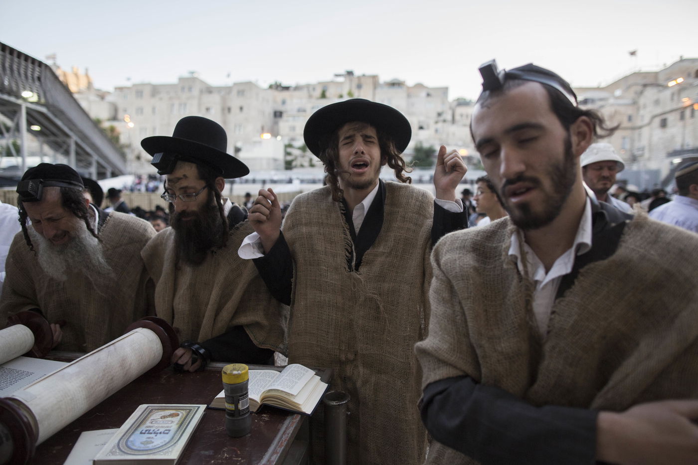 י"ז בתמוז בכותל המערבי: מתפללים עם שק • תמונות