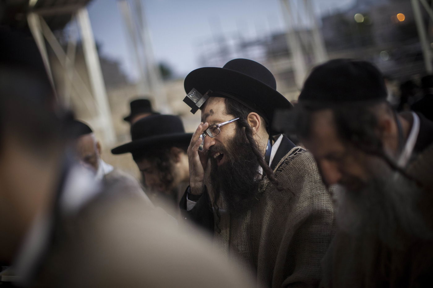 י"ז בתמוז בכותל המערבי: מתפללים עם שק • תמונות