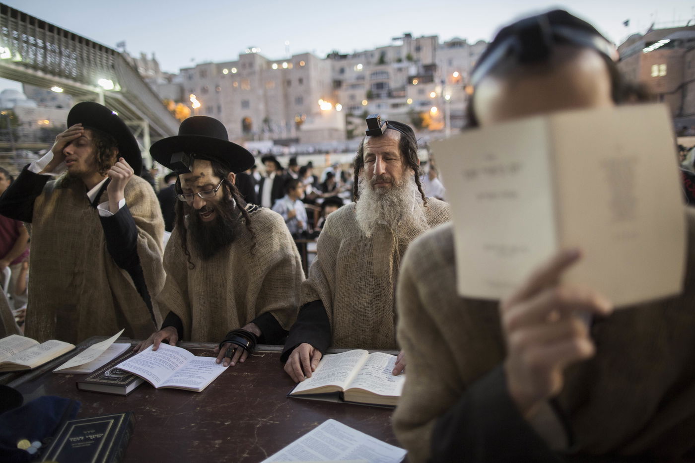 י"ז בתמוז בכותל המערבי: מתפללים עם שק • תמונות