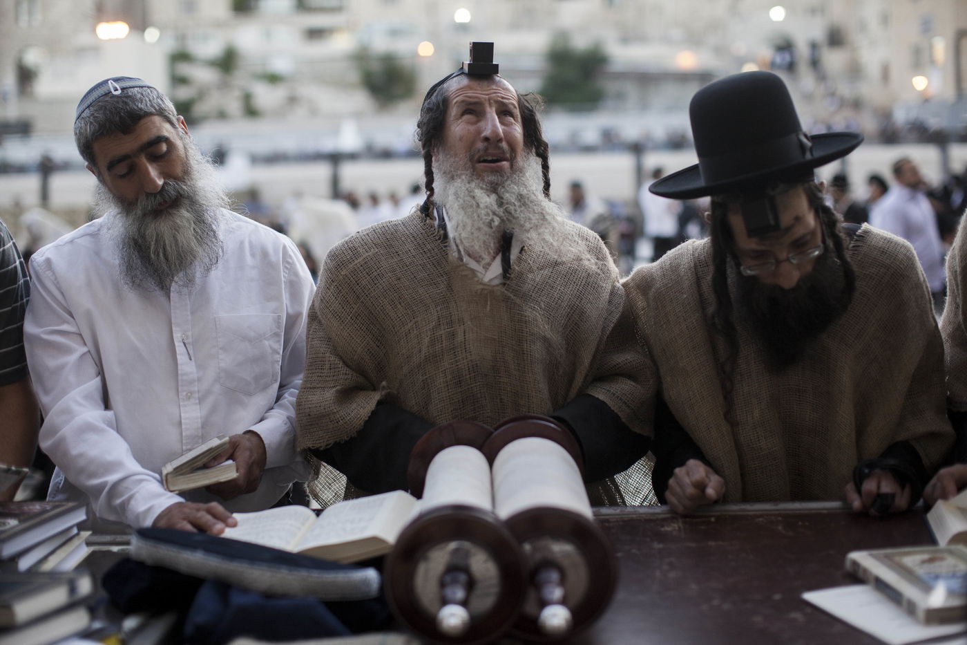 י"ז בתמוז בכותל המערבי: מתפללים עם שק • תמונות