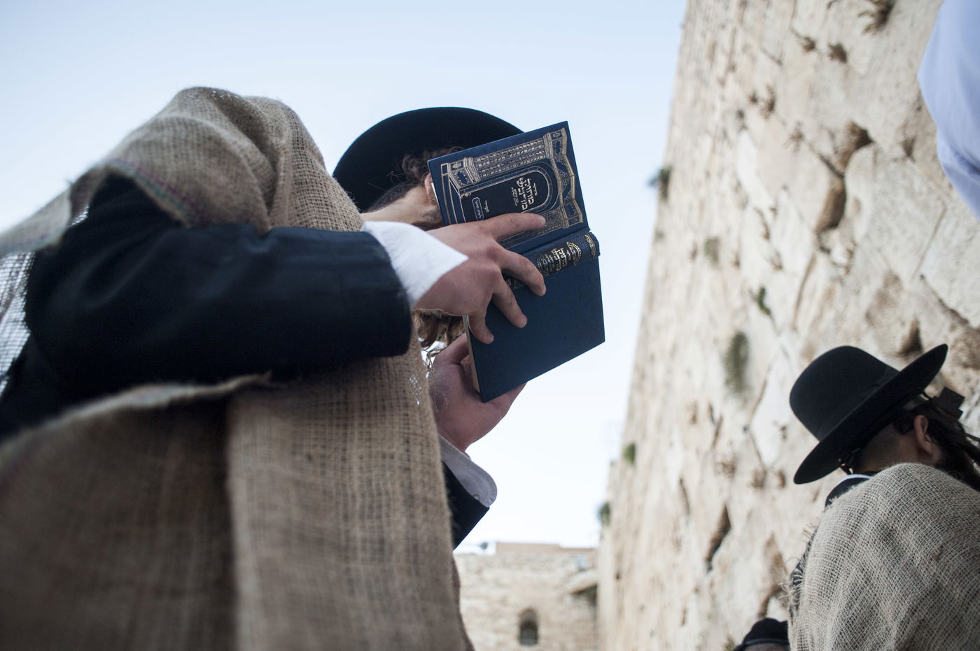 י"ז בתמוז בכותל המערבי: מתפללים עם שק • תמונות