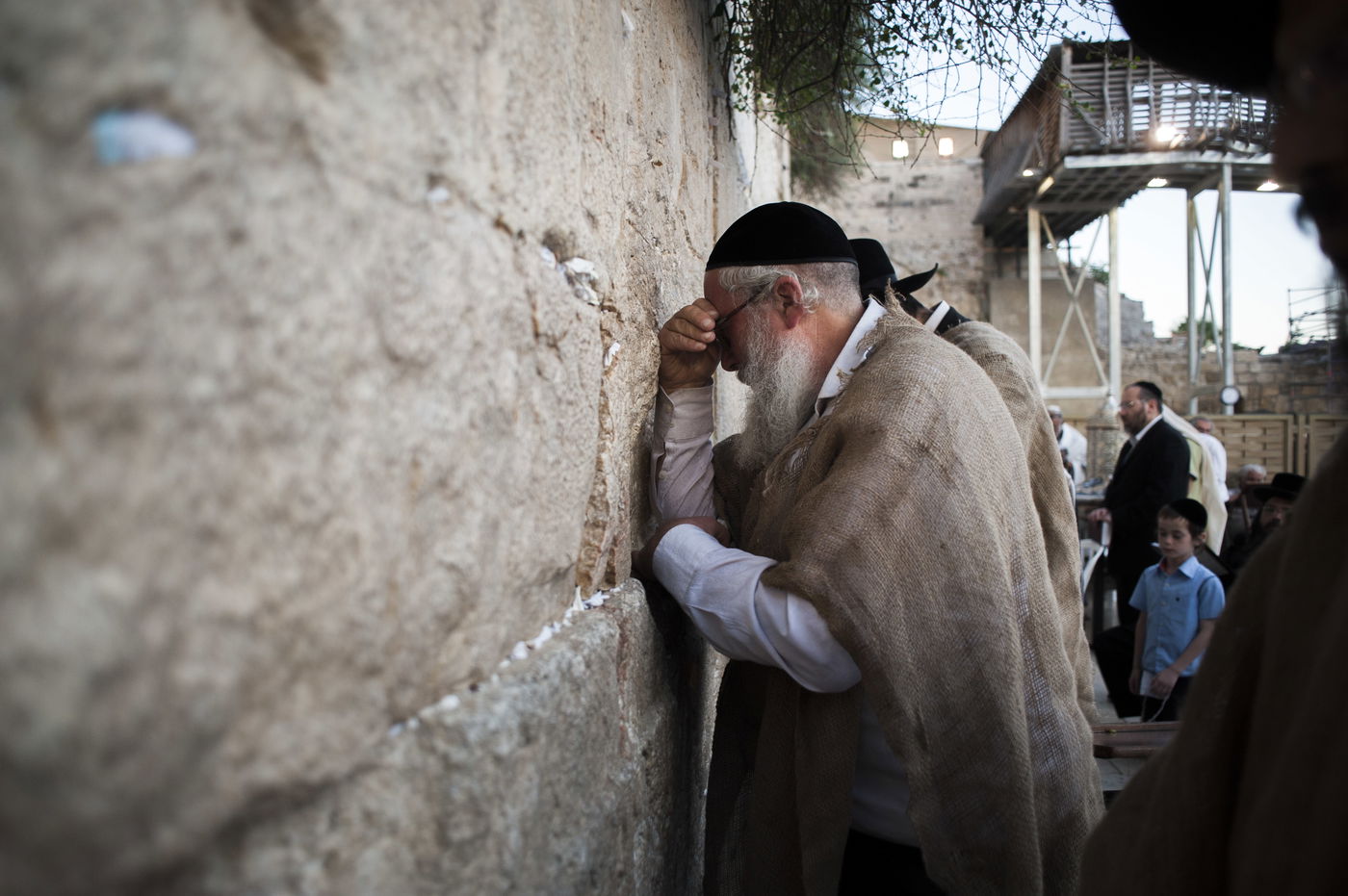 י"ז בתמוז בכותל המערבי: מתפללים עם שק • תמונות
