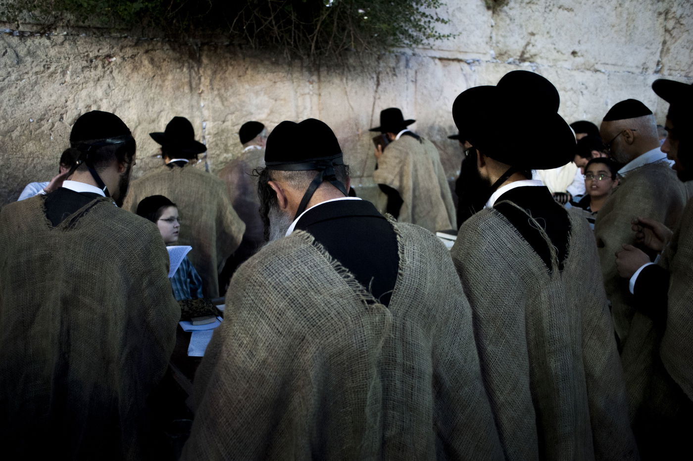 י"ז בתמוז בכותל המערבי: מתפללים עם שק • תמונות