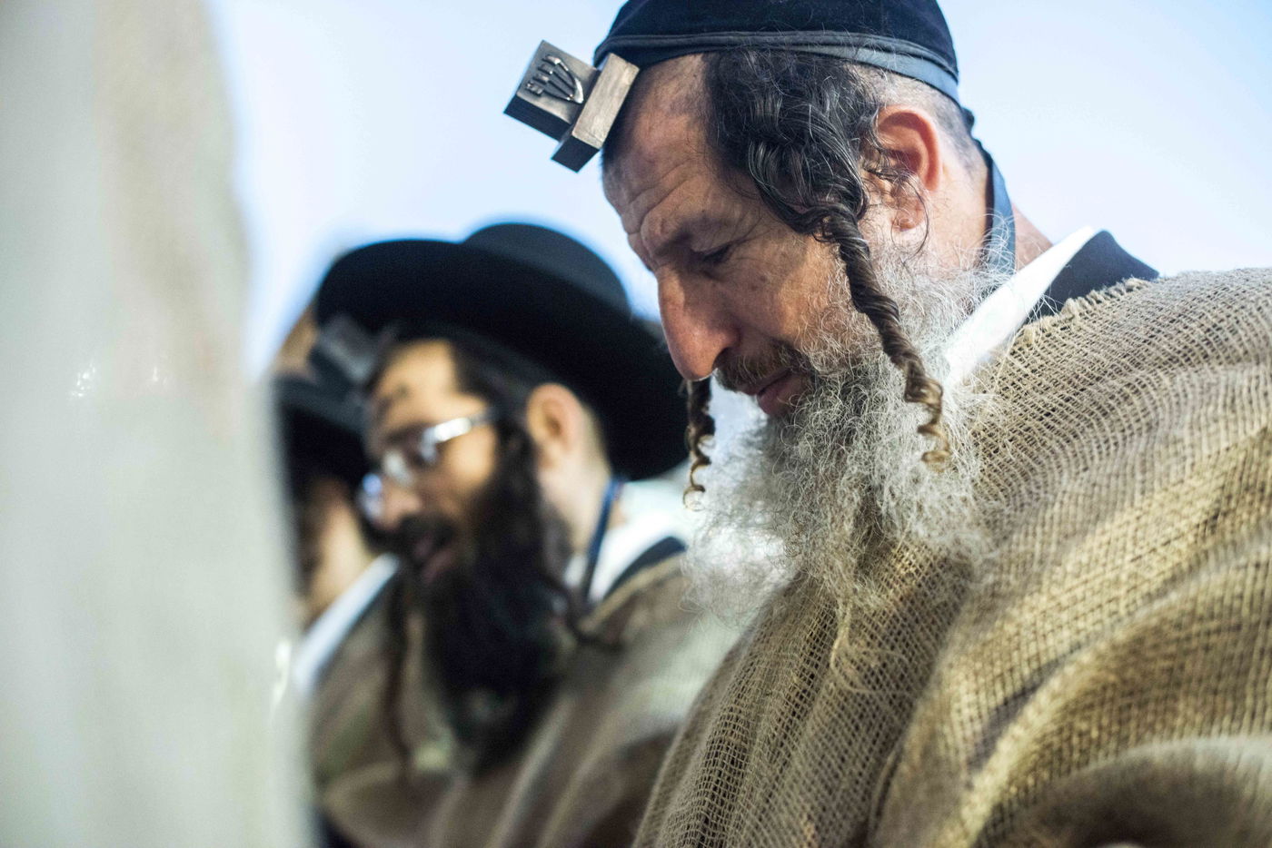 י"ז בתמוז בכותל המערבי: מתפללים עם שק • תמונות