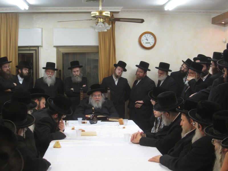 מוצאי י"ז בתמוז: האדמו"ר מבעלזא ב"לחיים טיש" בטלז סטון