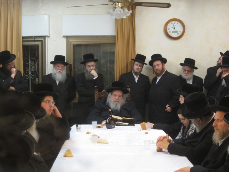 מוצאי י"ז בתמוז: האדמו"ר מבעלזא ב"לחיים טיש" בטלז סטון