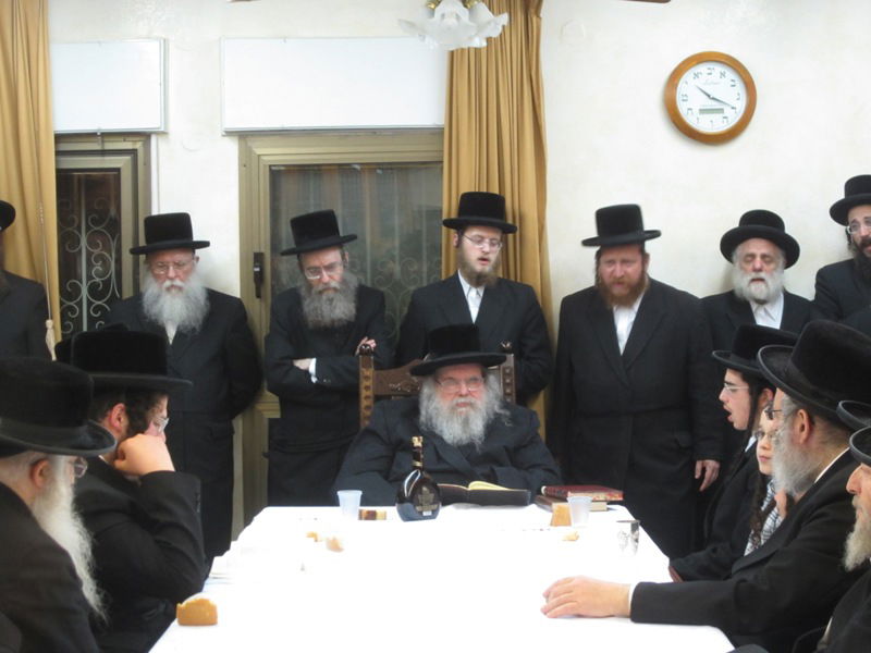 מוצאי י"ז בתמוז: האדמו"ר מבעלזא ב"לחיים טיש" בטלז סטון