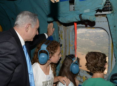 צפו: ראש הממשלה ויתומי צה"ל במסוק
