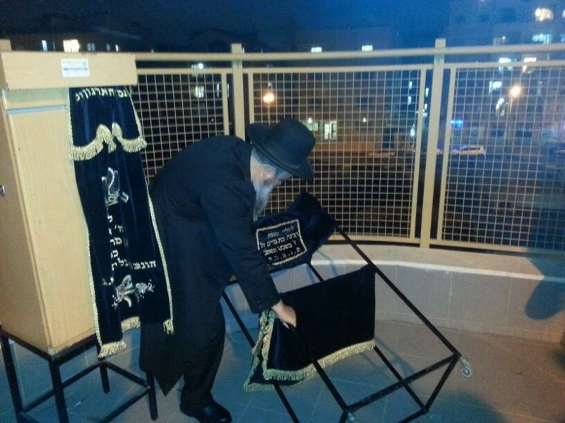 הרב זליכה עם חפצי בית הכנסת