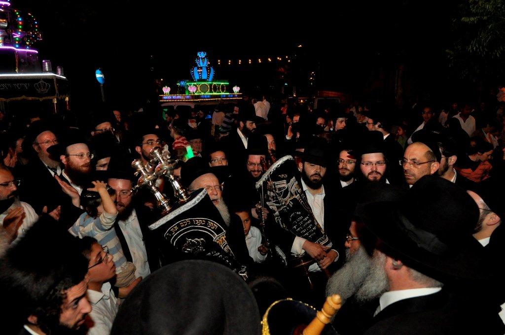 הכנסת ספר תורה לבית המדרש "משכן אסתר" בסנהדריה • גלריה