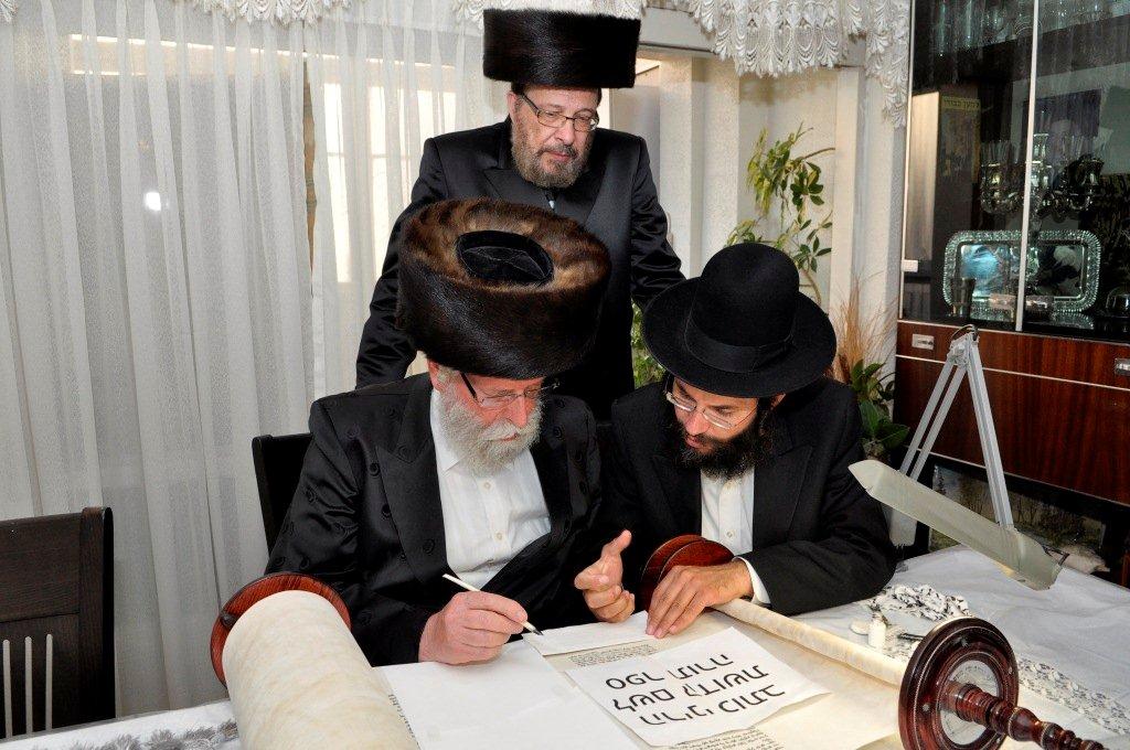 הכנסת ספר תורה לבית המדרש "משכן אסתר" בסנהדריה • גלריה