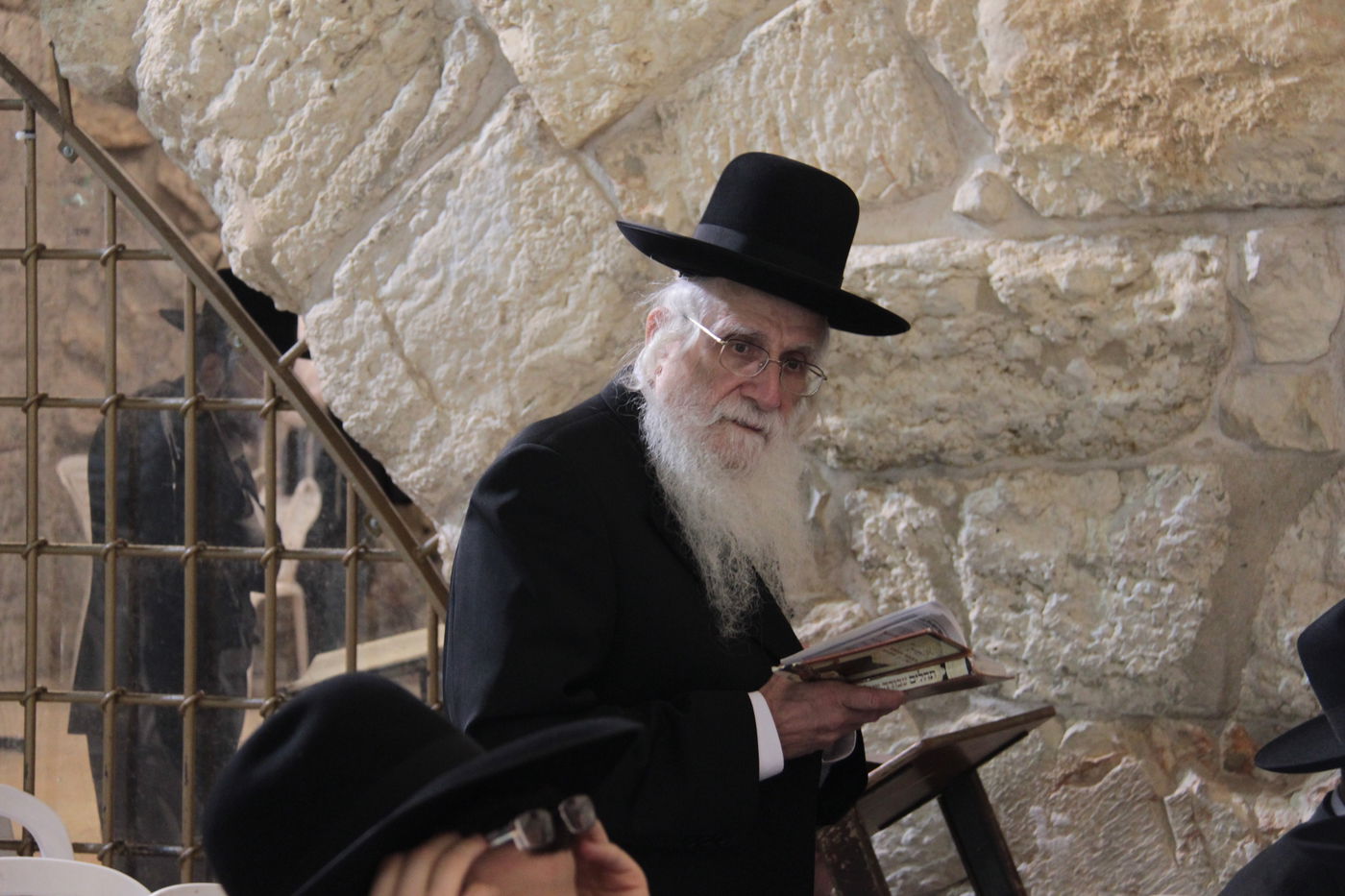 בטרם צאתו לחו"ל: הרב עזריאל אויערבך התפלל בכותל