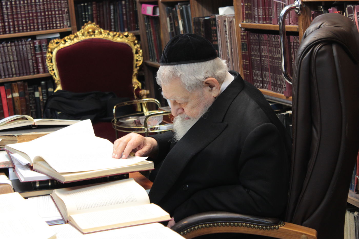 התפללו, מרן הגר"ע יוסף בחדר הלימוד בביתו