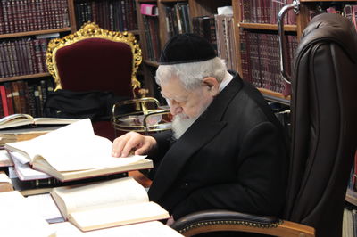 התפללו, מרן הגר"ע יוסף בחדר הלימוד בביתו