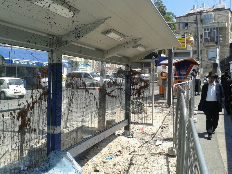 שערורייה בירושלים: הסיקריקים משחיתים תחנות אוטובוס