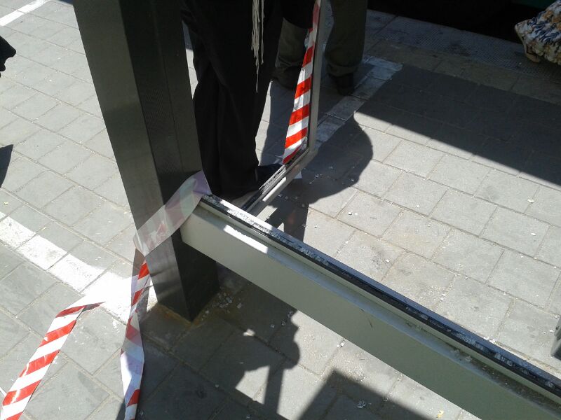 שערורייה בירושלים: הסיקריקים משחיתים תחנות אוטובוס