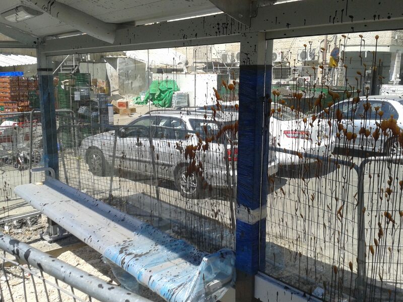 שערורייה בירושלים: הסיקריקים משחיתים תחנות אוטובוס