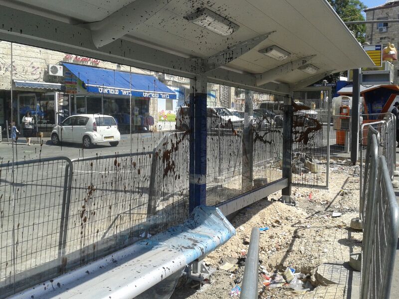 שערורייה בירושלים: הסיקריקים משחיתים תחנות אוטובוס