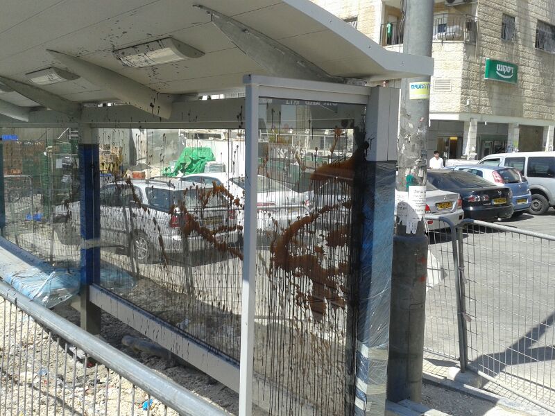 שערורייה בירושלים: הסיקריקים משחיתים תחנות אוטובוס