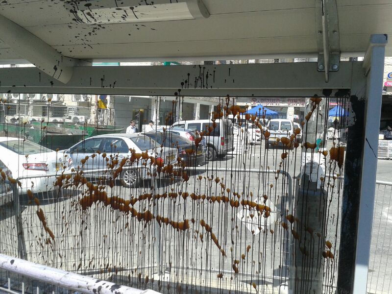 שערורייה בירושלים: הסיקריקים משחיתים תחנות אוטובוס