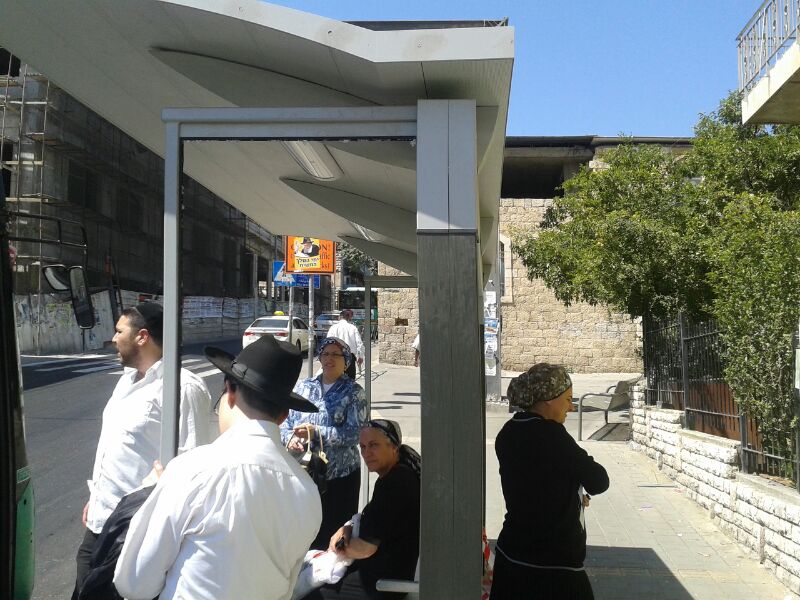 שערורייה בירושלים: הסיקריקים משחיתים תחנות אוטובוס