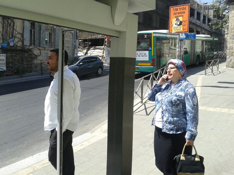 שערורייה בירושלים: הסיקריקים משחיתים תחנות אוטובוס