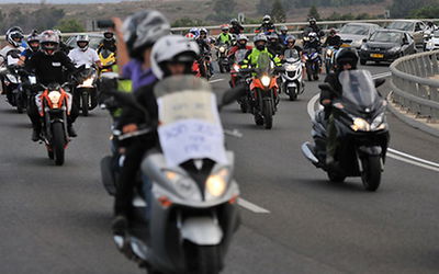 מאה אופנועים בנסיעת מחאה על מחירי הביטוח • צפו