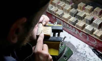 לְאוֹת עַל-יֶדְכֶם • כך מייצרים תפילין