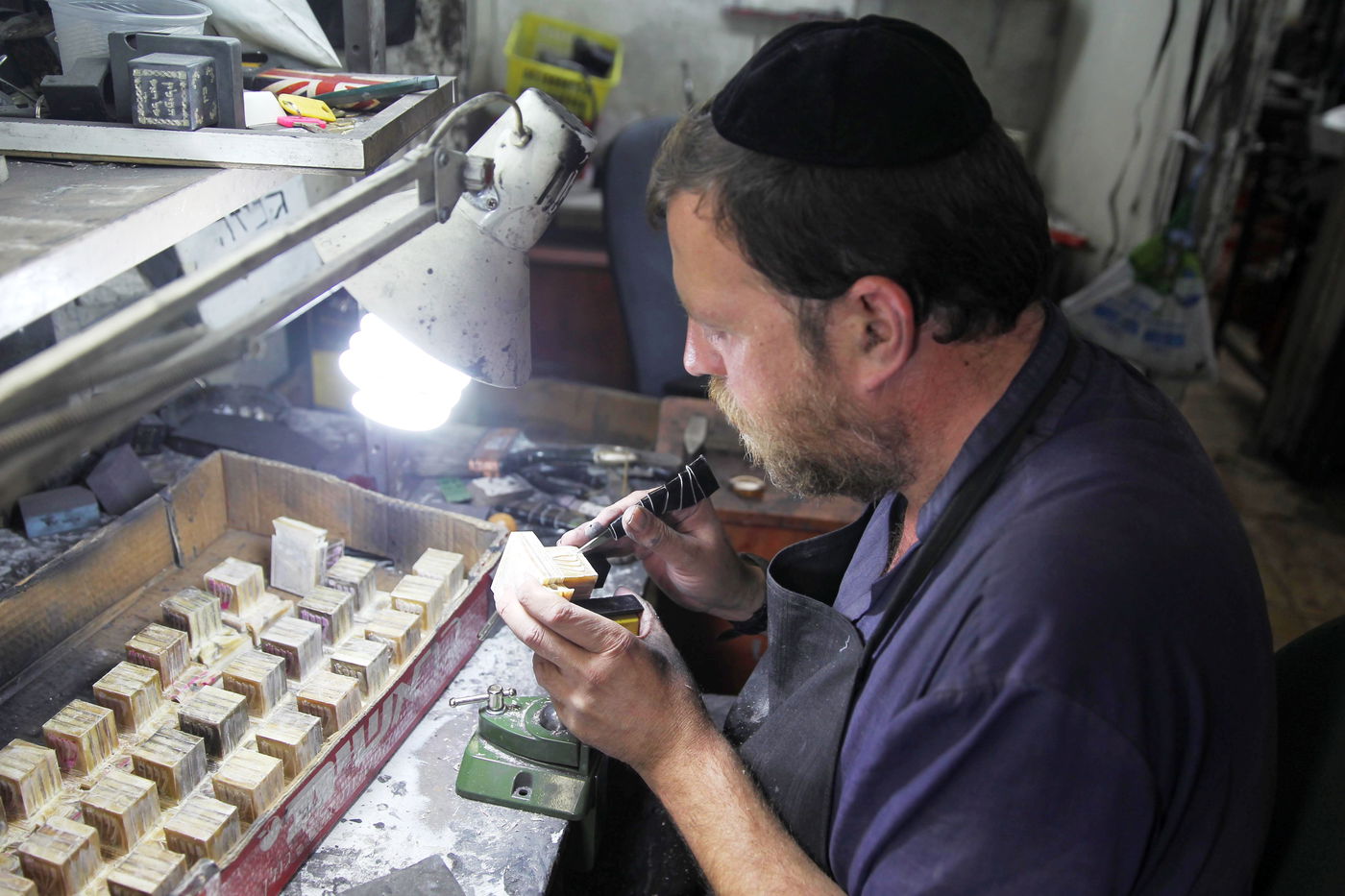 לְאוֹת עַל-יֶדְכֶם • כך מייצרים תפילין