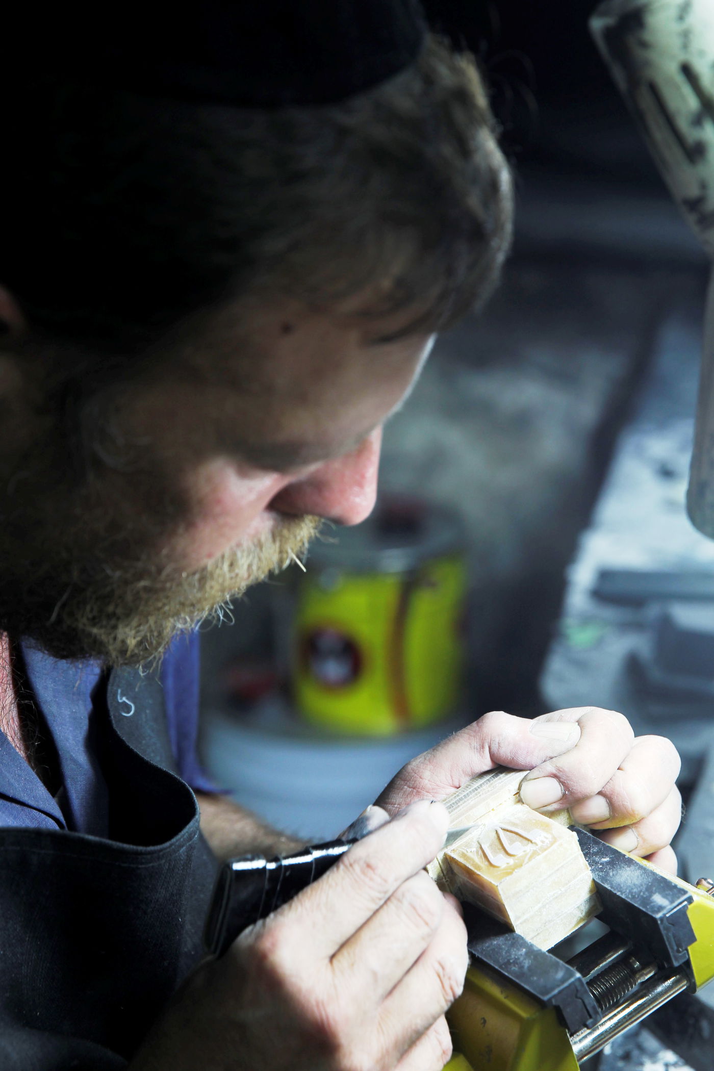 לְאוֹת עַל-יֶדְכֶם • כך מייצרים תפילין