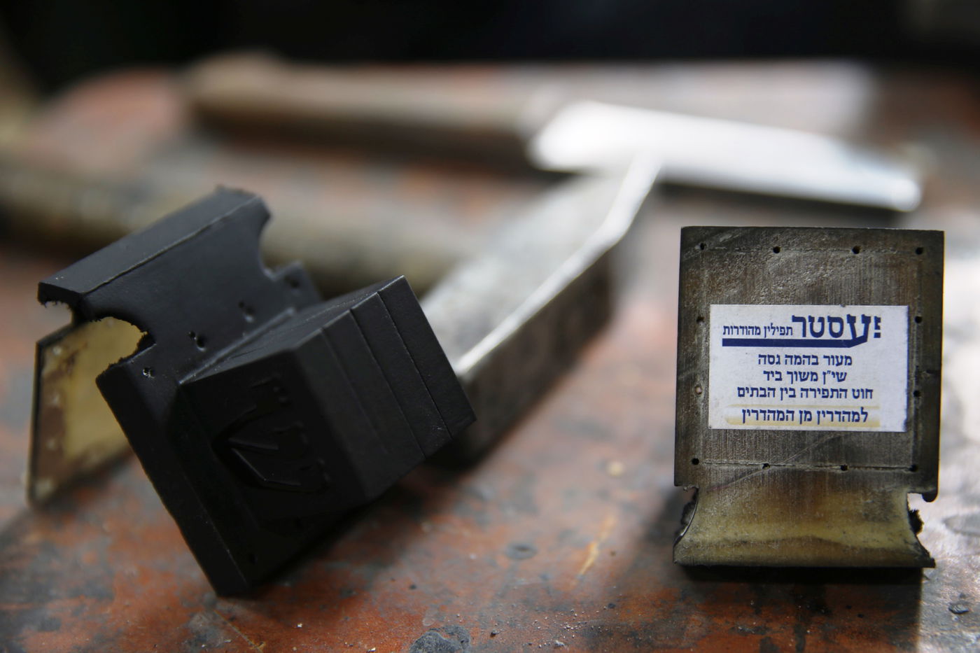 לְאוֹת עַל-יֶדְכֶם • כך מייצרים תפילין