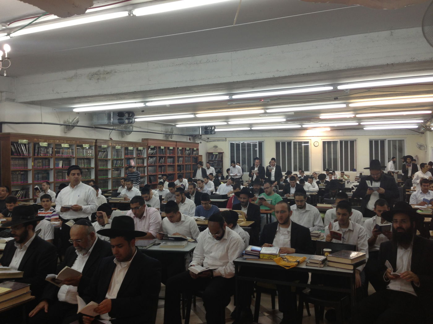 סליחות בחצות לילה בישיבת 'אור החיים'