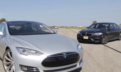 בפינה הימנית B.M.W, בפינה השמאלית טסלה מודל S