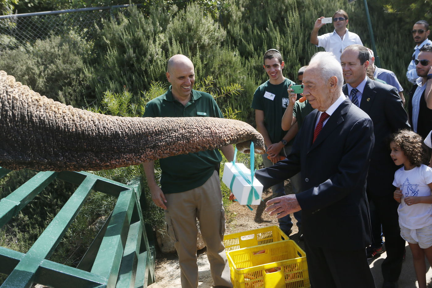 צפו: איזו מתנה קיבל הנשיא שמעון פרס מהפילה
