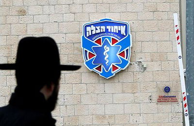 כובע של רב, לצד אפוד של מציל חיים