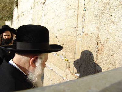 צפו בתמונות: האדמו"ר מגור בתפילה בכותל