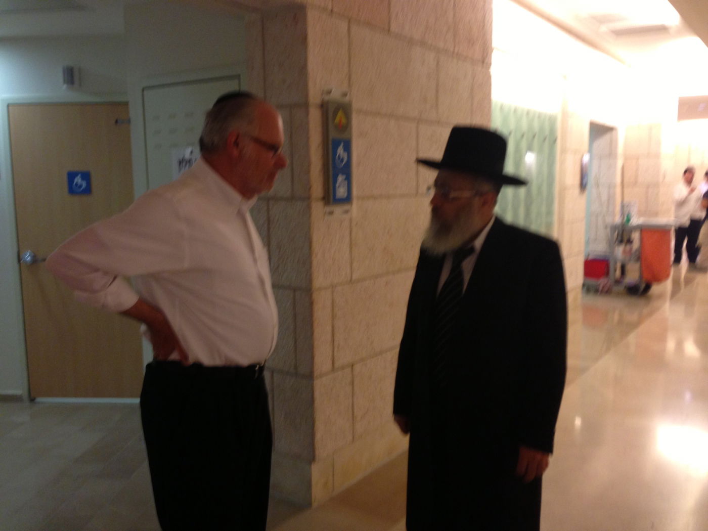 הגר"י יוסף עם רופאו האישי של הגר"ע, הפרופ' יוחנן שטסמן